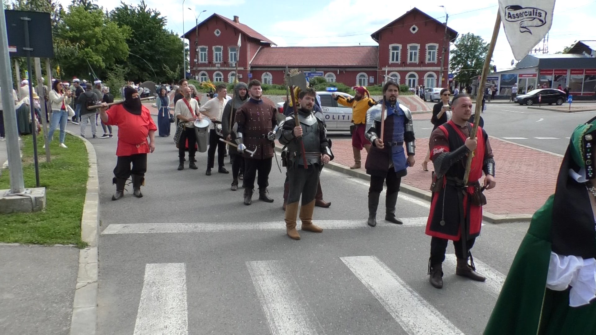 Parada Medievală, o poveste vie de Zilele Județului Dâmbovița: Domnițele, ostașii, Vlad Țepeș și cavalerii au readus istoria la viață. VIDEO