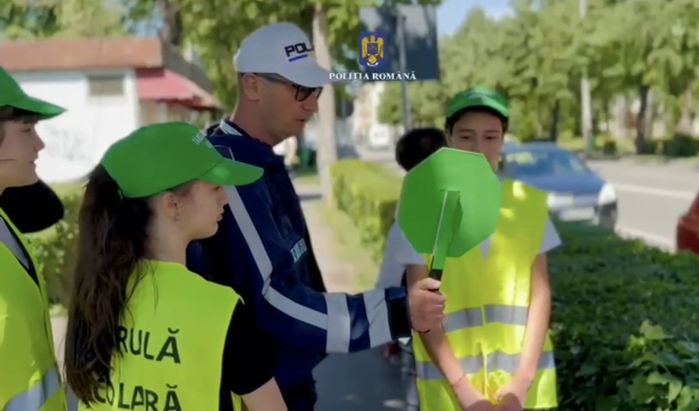 Patrula Școlară la Târgoviște, un exercițiu practic de siguranță rutieră alături de polițiști Patrula Școlară la Târgoviște, un exercițiu practic de siguranță rutieră alături de polițiști