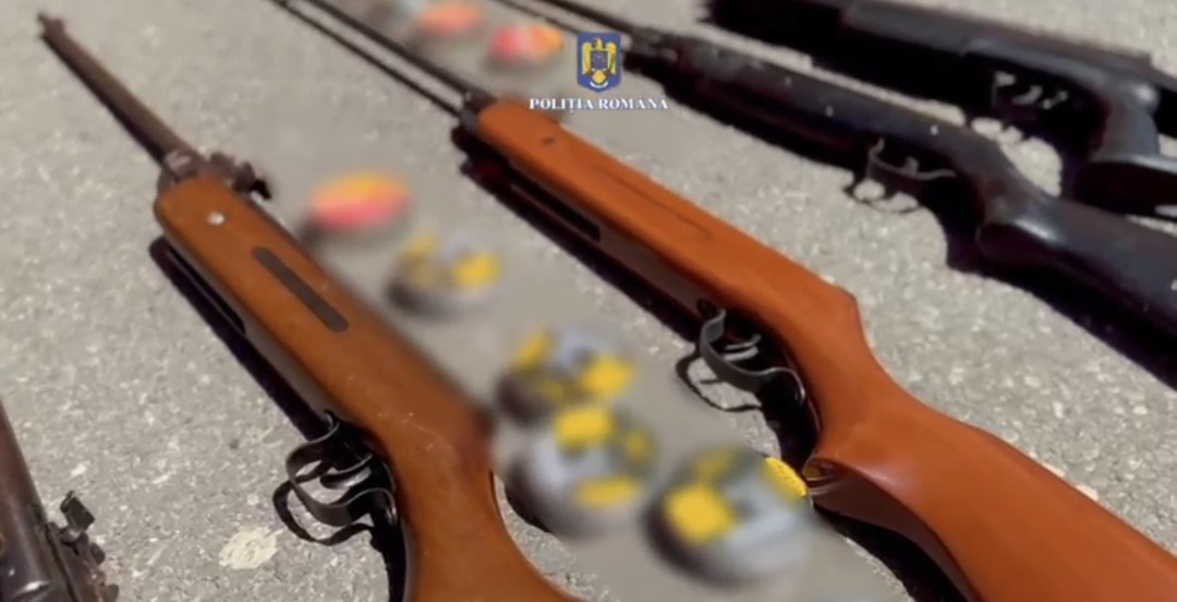 Percheziții în Dâmbovița: Arme și muniție descoperite la persoane bănuite de contrabandă calificată