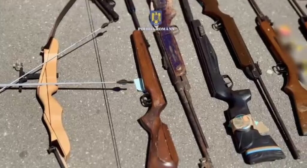 Percheziții în Dâmbovița: Arme și muniție descoperite la persoane bănuite de contrabandă calificată Percheziții în Dâmbovița: Arme și muniție descoperite la persoane bănuite de contrabandă calificată