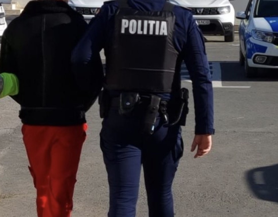 CUTREMUR în Dâmbovița: Profesor de sport reținut pentru 30 zile privind comiterea infracțiunii de viol asupra unei eleve de 16 ani CUTREMUR în Dâmbovița: Profesor de sport reținut pentru 30 zile privind comiterea infracțiunii de viol asupra unei eleve de 16 ani