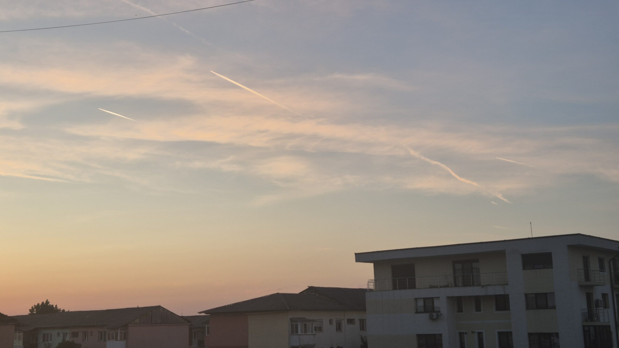 Prognoza meteo pe 4 mai 2025, România se va bucura de o zi deosebit de caldă, cu temperaturi care vor depăși 30 de grade în multe regiuni. Cerul va fi variabil, dar spre după-amiază și seară se vor forma înnorări temporare care vor aduce averse și descărcări electrice în Maramureș, Crișana și Moldova, în special în nordul acestor regiuni. De asemenea, zonele montane vor fi afectate de ploi de scurtă durată.