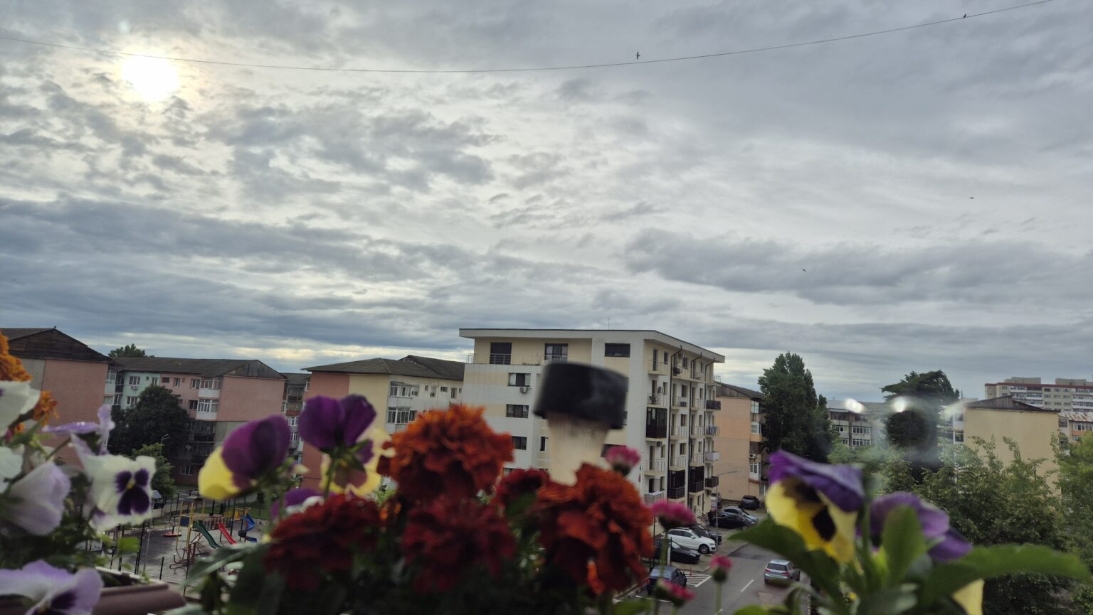 Prognoza meteo pentru astăzi: Vreme instabilă, ploi, descărcări electrice și răcoare Prognoza meteo pentru astăzi: Vreme instabilă, ploi, descărcări electrice și răcoare