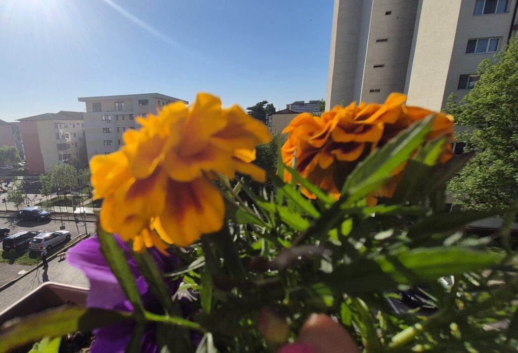 Prognoza meteo,  astăzi, vremea aduce un mix periculos între radiații solare ridicate și instabilitate atmosferică. Meteorologii avertizează că indicele UV este crescut în numeroase zone, ceea ce face ca expunerea prelungită la soare să fie riscantă  Se recomandă purtarea de pălării, ochelari de soare și aplicarea cremelor cu protecție solară.