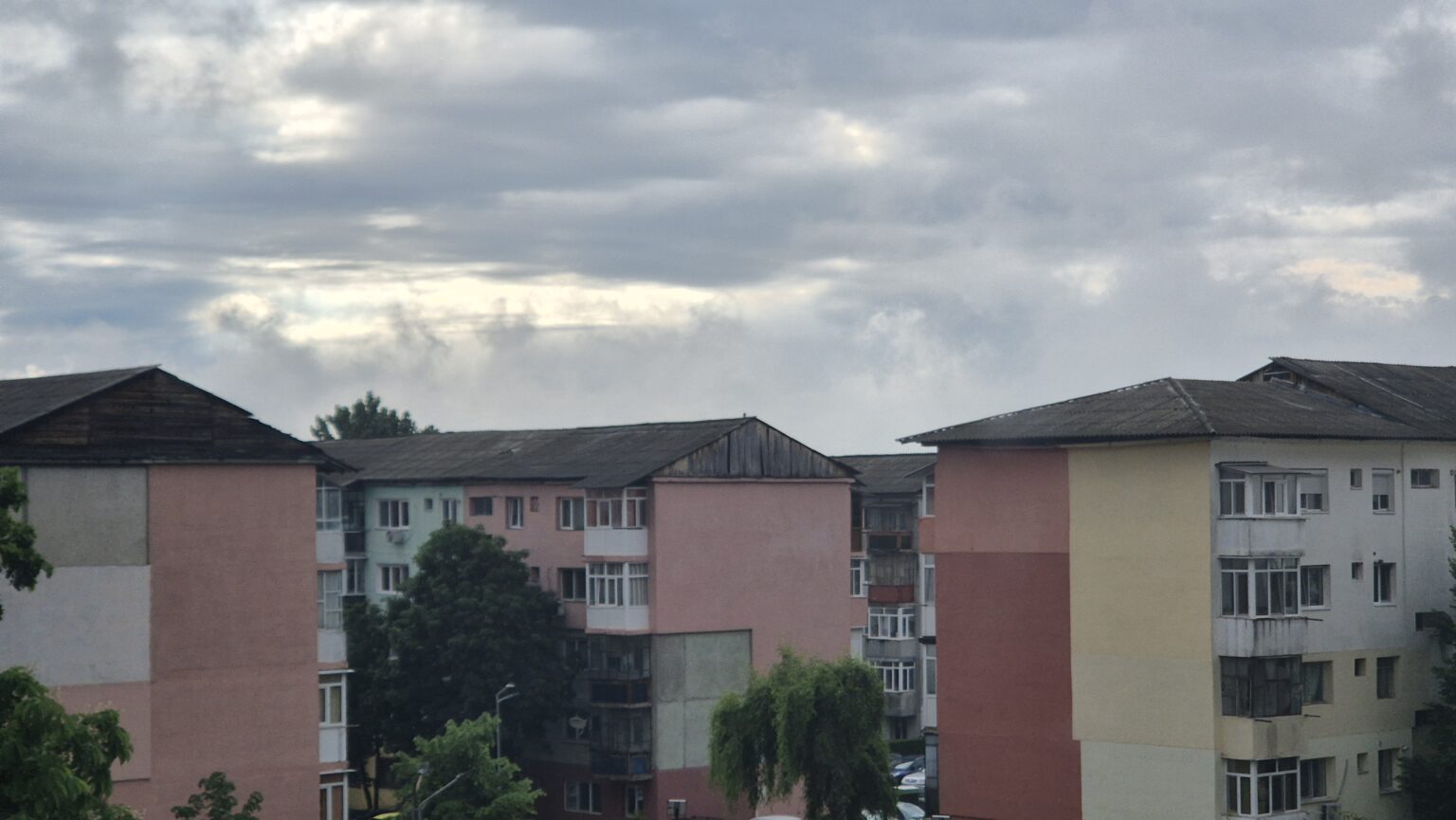 Prognoza meteo: Vreme rece până joi, urmată de un nou episod de ploi și furtuni