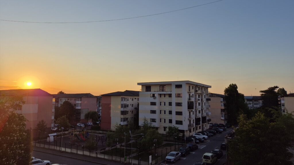 Prognoza meteo: Minivacanța de 1 Mai începe cu vreme frumoasă, dar cu câteva ploi izolate în zonele montane