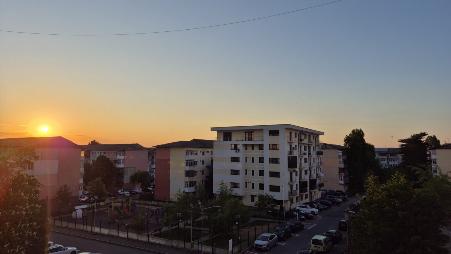 Prognoza meteo: Minivacanța de 1 Mai începe cu vreme frumoasă, dar cu câteva ploi izolate în zonele montane