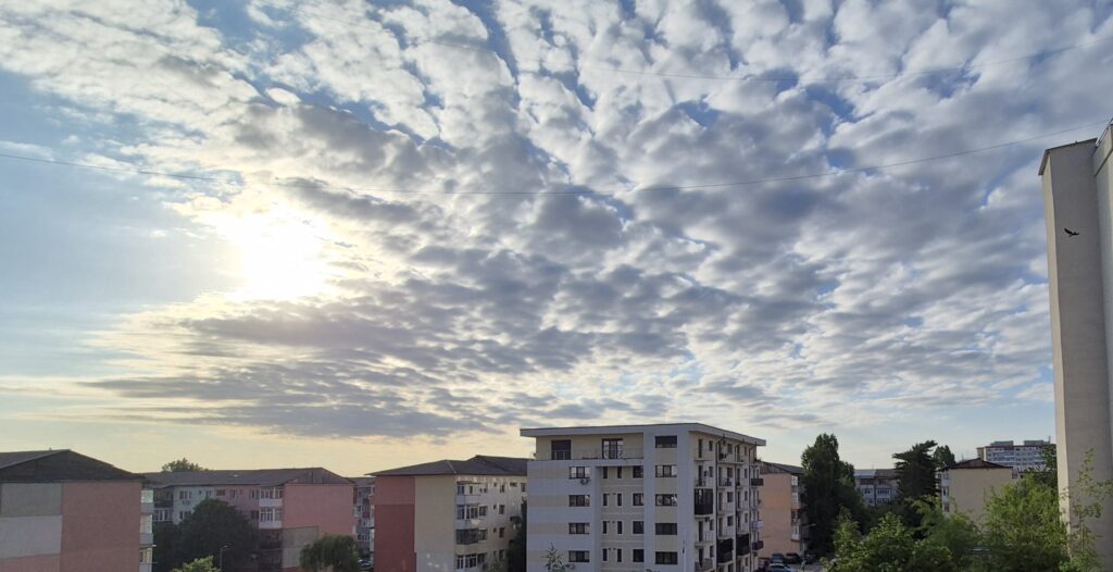 Prognoza meteo pentru astăzi, 2 mai: Dimineață de primăvară cu iz de vară, după-amiază apare instabilitatea atmosferică accentuată 