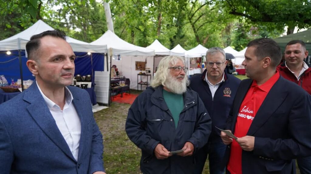 Târgul Meșterilor Populari a dat startul Zilelor Județului Dâmbovița Târgul Meșterilor Populari a dat startul Zilelor Județului Dâmbovița