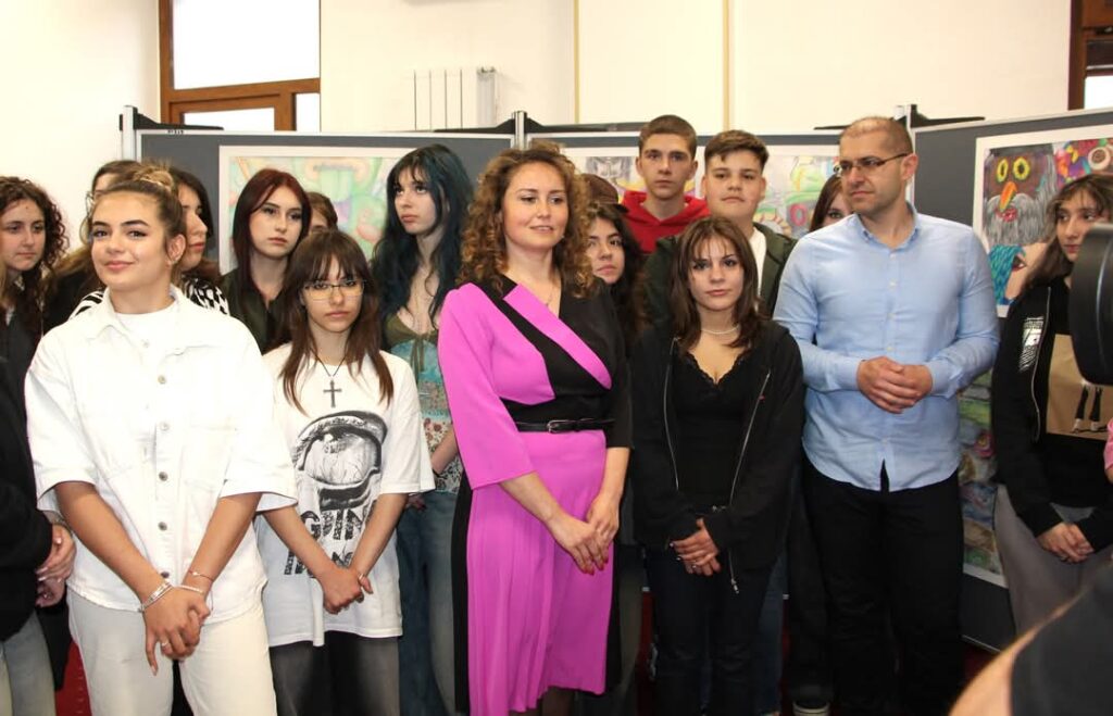 Tineri artiști aduc trecutul la viață în expoziția „Chipuri străvechi”, găzduită de Biblioteca Județeană Dâmbovița 