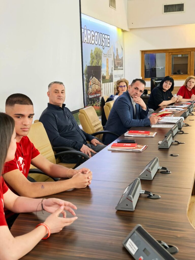 Tinerii din Târgoviște, invitați la masa deciziilor: Primăria ascultă vocea noii generații