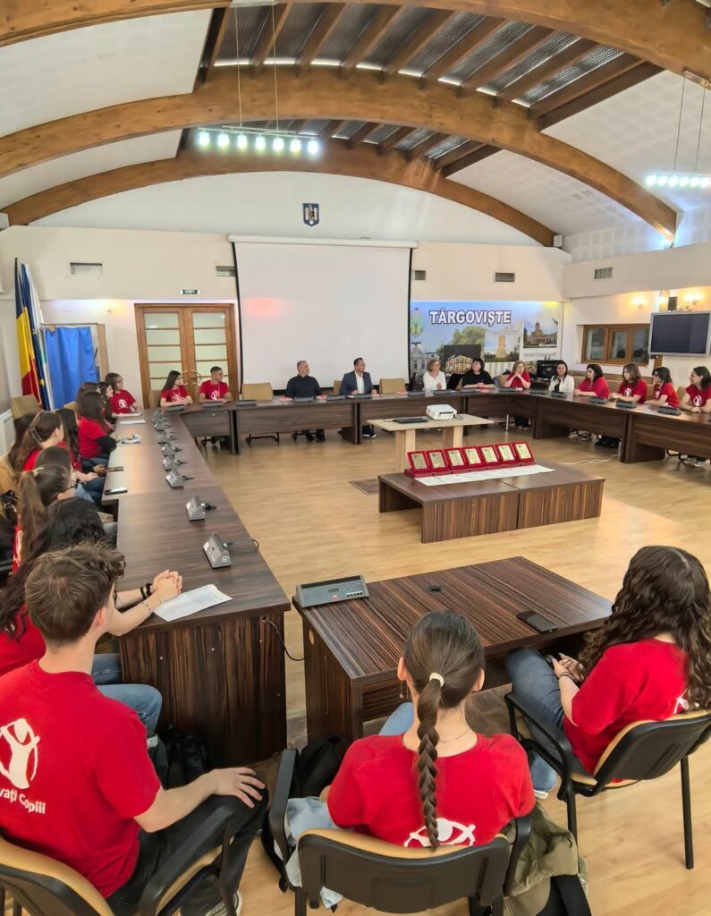 Tinerii din Târgoviște, invitați la masa deciziilor: Primăria ascultă vocea noii generații