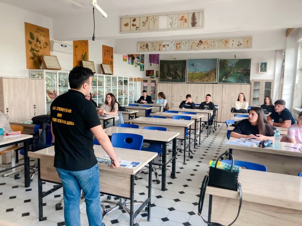 Universitatea „Valahia” face turul liceelor: Experiența de student, prezentată liceenilor 