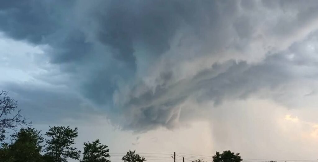 Vreme de toamnă în plină primăvară, județul Dâmbovița, sub INFORMARE METEO de ploi și frig până miercuri Vreme de toamnă în plină primăvară, județul Dâmbovița, sub INFORMARE METEO de ploi și frig până miercuri