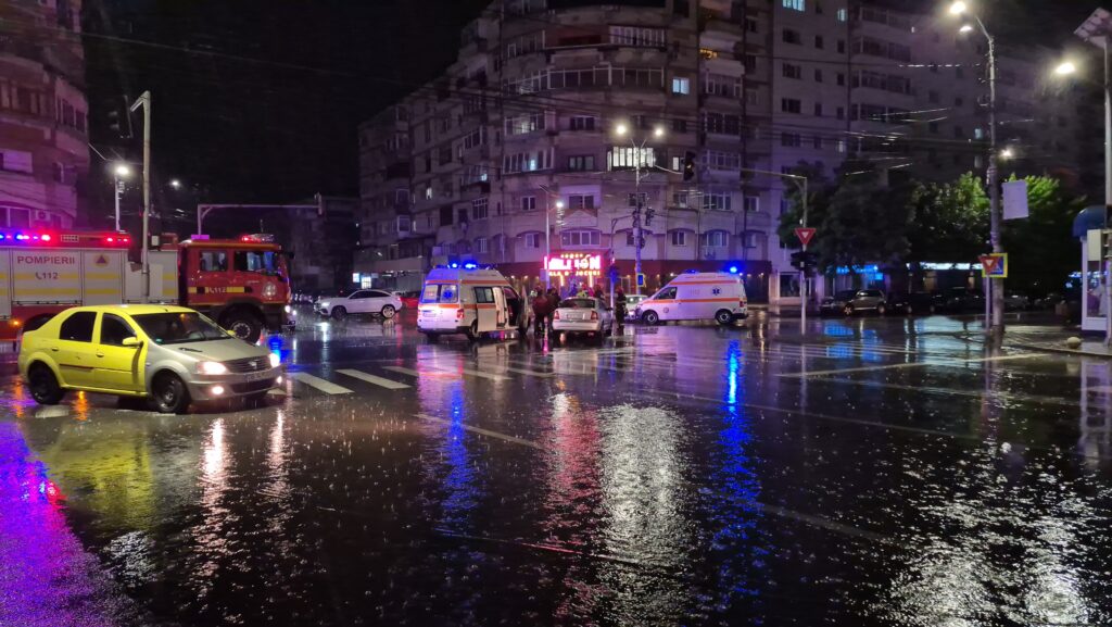 Coliziune cu impact violent în Târgoviște: O tânără rănită în urma unui accident rutier. VIDEO Coliziune cu impact violent în Târgoviște: O tânără rănită în urma unui accident rutier. VIDEO
