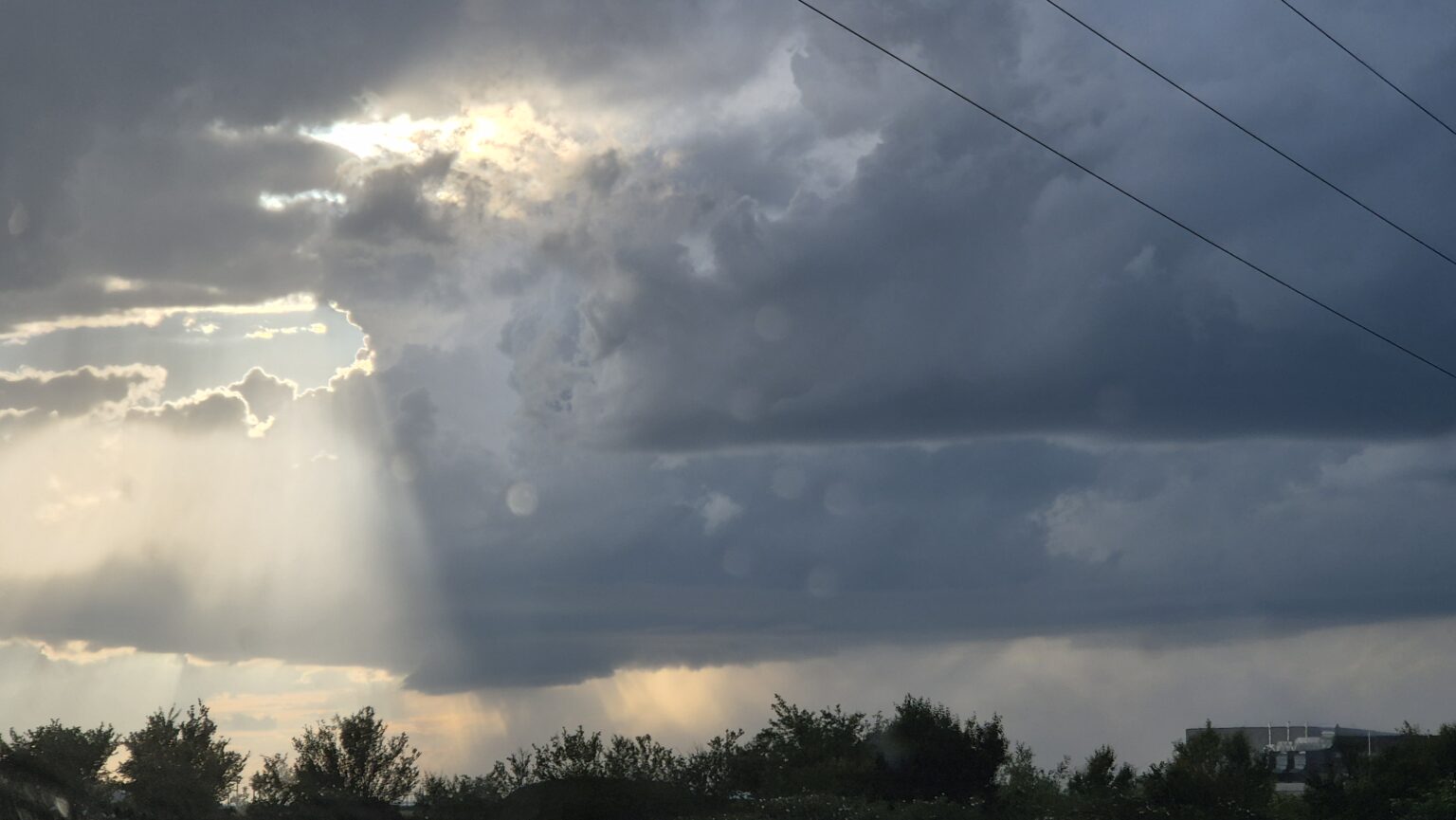 AVERTIZARE METEO: COD GALBEN de furtuni în județul Dâmbovița