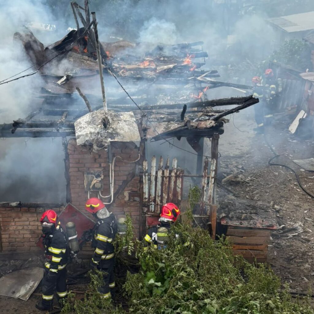 Incendiu violent la o locuință din Decindeni, comuna Dragomirești