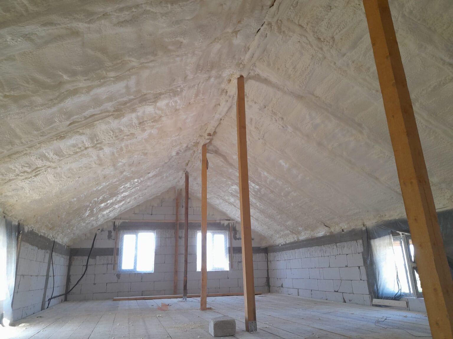 Izolarea mansardei cu spumă poliuretanică: confort maxim și economie reală în 2025