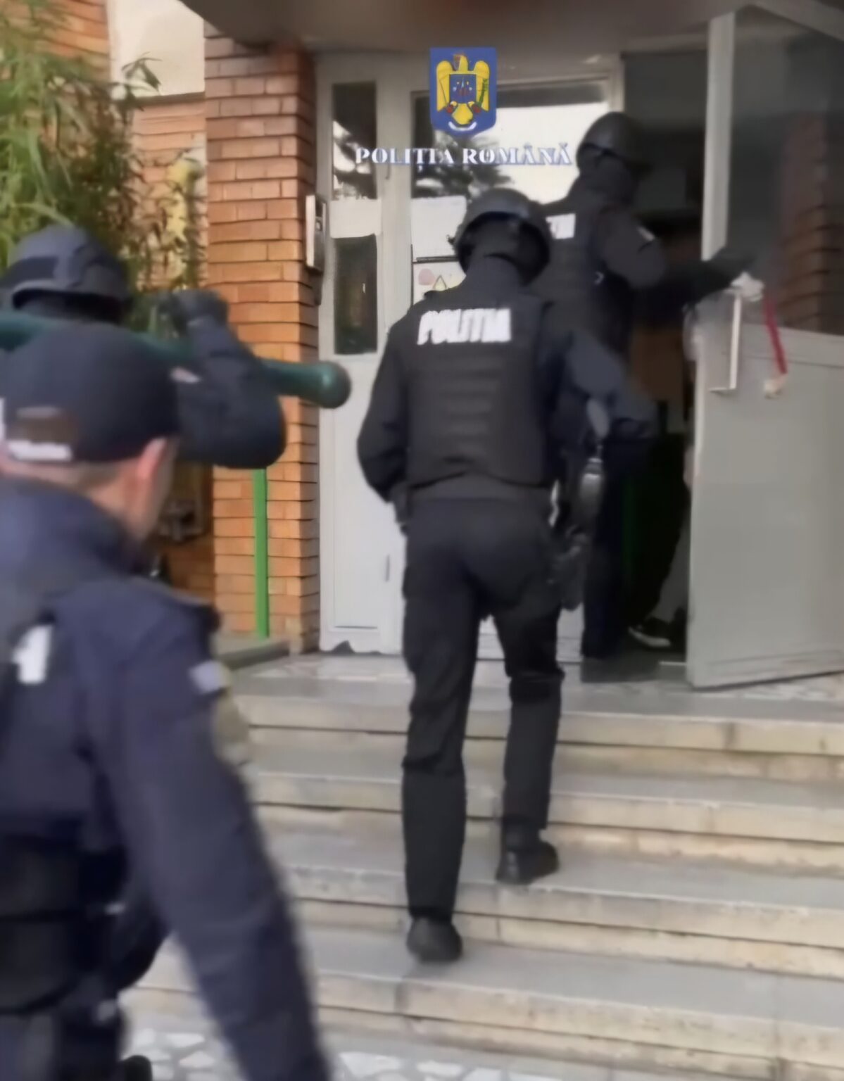 PERCHEZIȚII: Doi bărbați din Târgoviște, arestați după ce au snopit în bătaie un alt bărbat PERCHEZIȚII: Doi bărbați din Târgoviște, arestați după ce au snopit în bătaie un alt bărbat