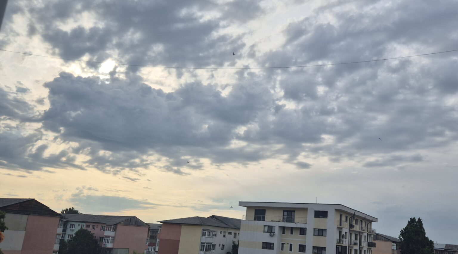 Județul Dâmbovița, sub asediul instabilitățile atmosferice: Frig, ploi abundente și vânt puternic din 16 mai Județul Dâmbovița, sub asediul instabilitățile atmosferice: Frig, ploi abundente și vânt puternic din 16 mai