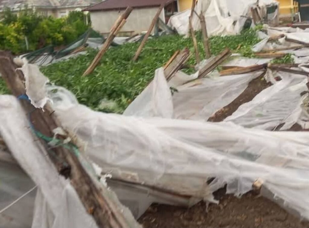 AVERTIZARE METEO: Furtuni și averse în cursul zilei de sâmbătă