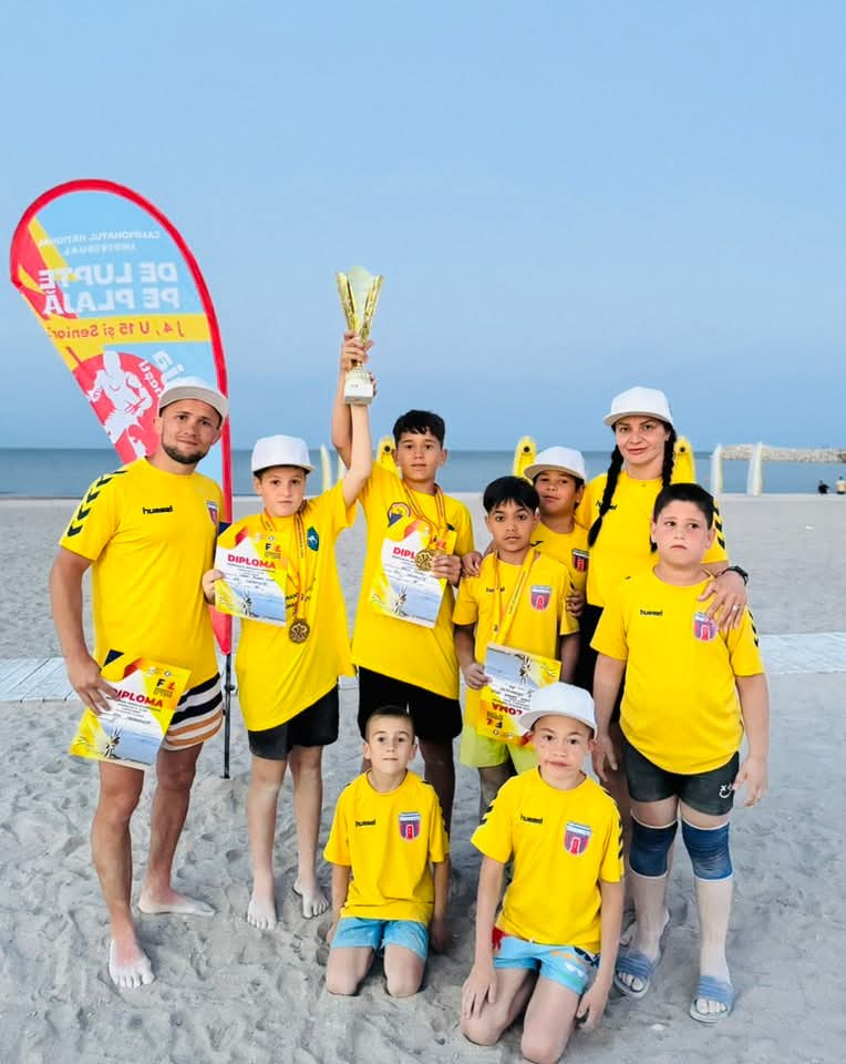 Succes deosebit pentru Clubul Sportiv Școlar Târgoviște la Festivalul Micul Luptător de Lupte pe Plajă din Costinești