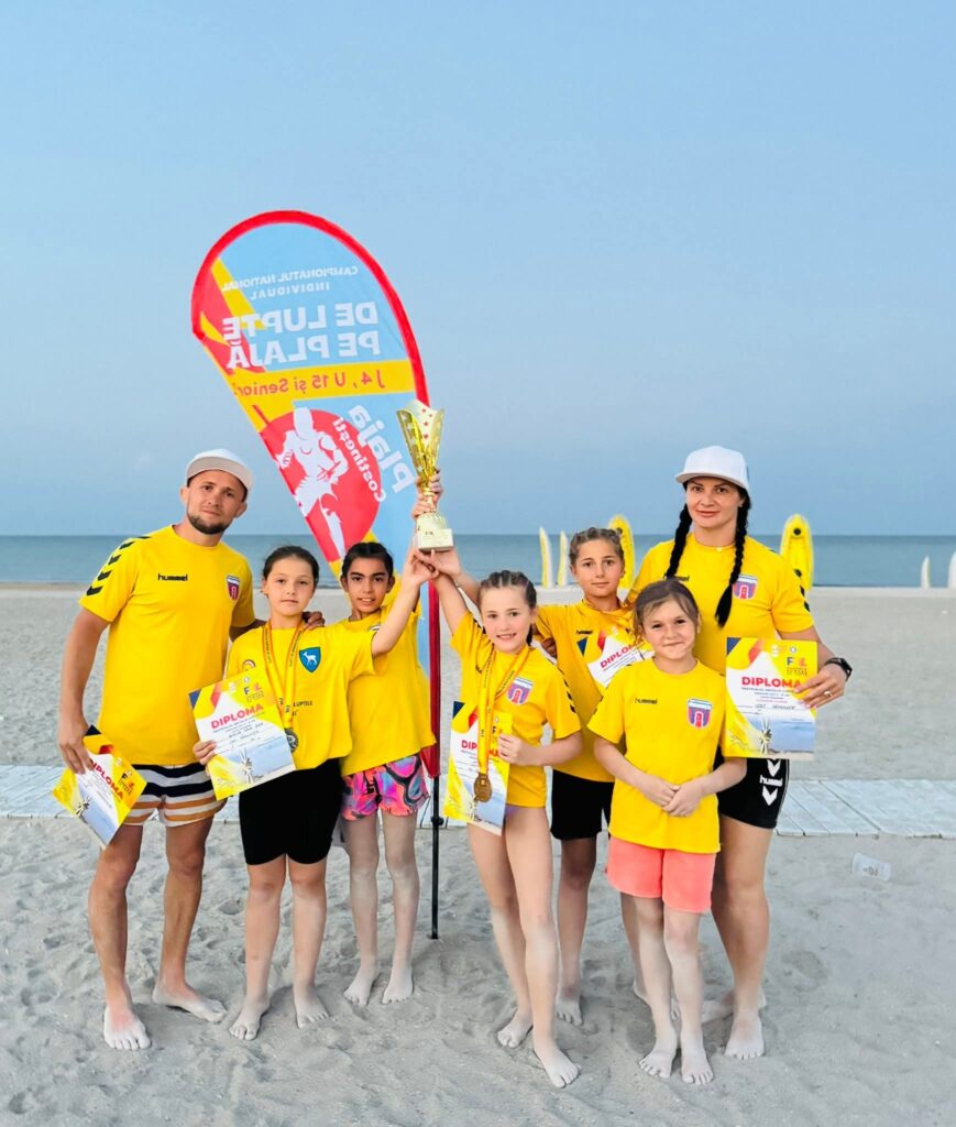 Succes deosebit pentru Clubul Sportiv Școlar Târgoviște la Festivalul Micul Luptător de Lupte pe Plajă din Costinești