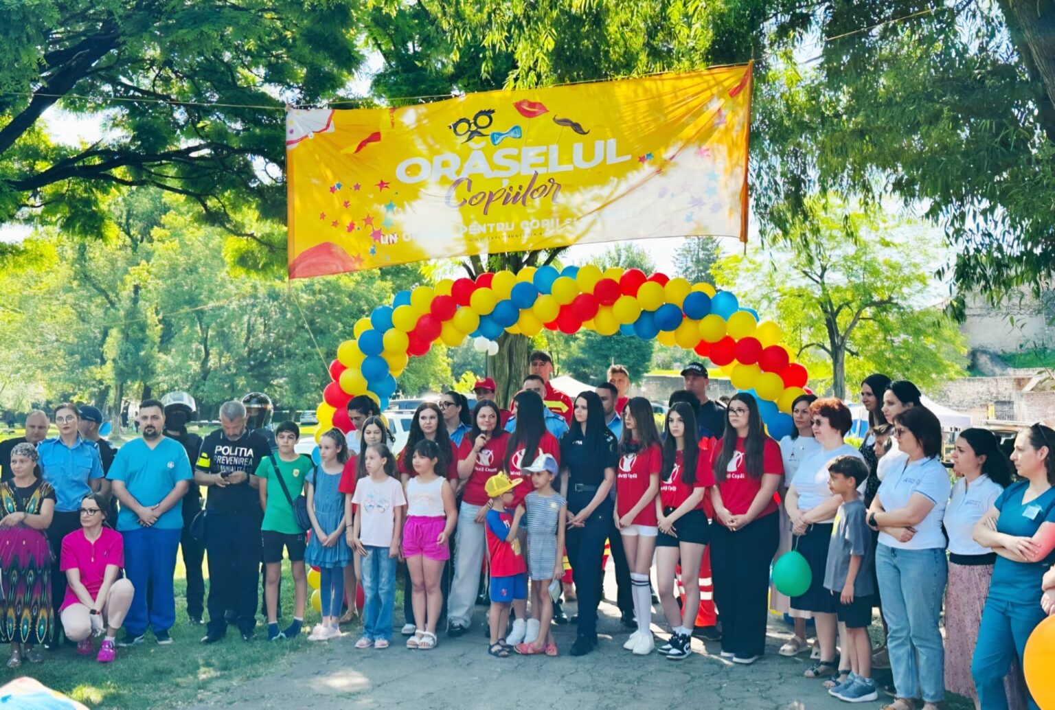 „Orășelul copiilor”, o zi plină de voie bună alături de jandarmii dâmbovițeni, în Parcul Chindia 