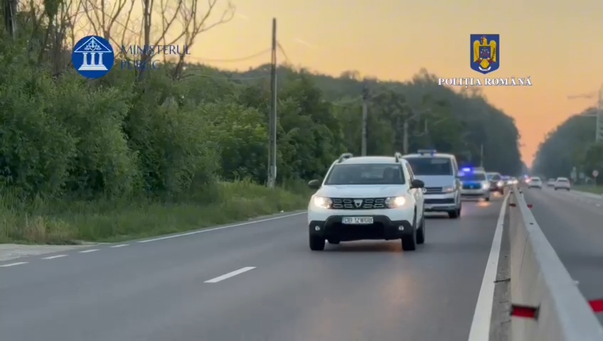 Percheziții de amploare la Bălteni, într-un dosar privind incendierea ilegală a deșeurilor
