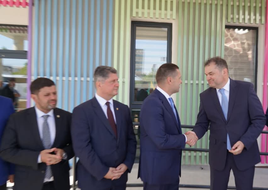 Președintele CJ Dâmbovița Corneliu Ștefan și ministrul Cseke Attila au inaugurat noua creșă din Moreni de Ziua Județului