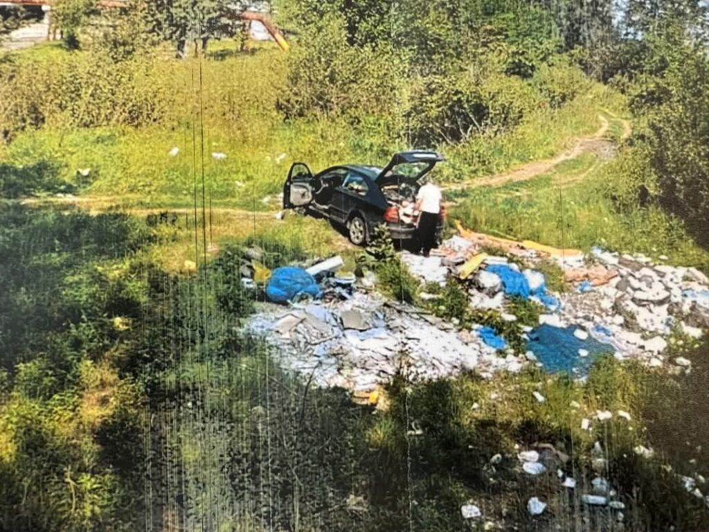 Primăria Răzvad trage un semnal de alarmă:Gunoaie aruncate la voia întâmplării – sancțiune imediată 