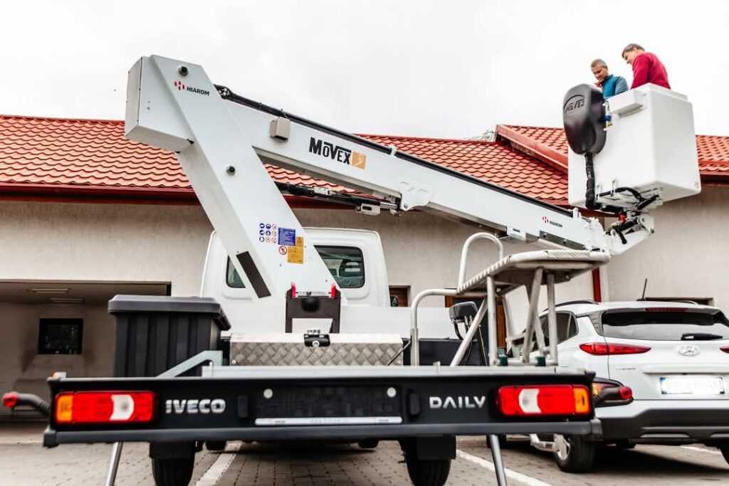 Primăria Titu a achiziționat un nou utilaj cu nacelă pentru un oraș mai curat și mai sigur!