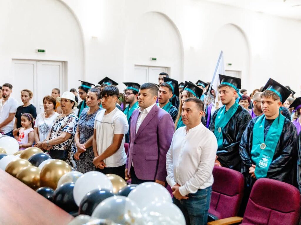 Primarul Laurențiu Costache, alături de absolvenții Liceului Tehnologic „Goga Ionescu” din Titu, la festivitatea de încheiere a anului școlar