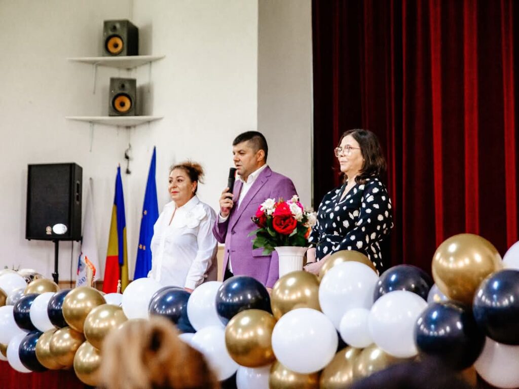 Primarul Laurențiu Costache, alături de absolvenții Liceului Tehnologic „Goga Ionescu” din Titu, la festivitatea de încheiere a anului școlar