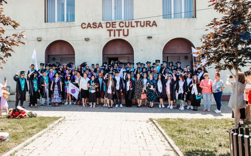 Primarul Laurențiu Costache, alături de absolvenții Liceului Tehnologic „Goga Ionescu” din Titu, la festivitatea de încheiere a anului școlar