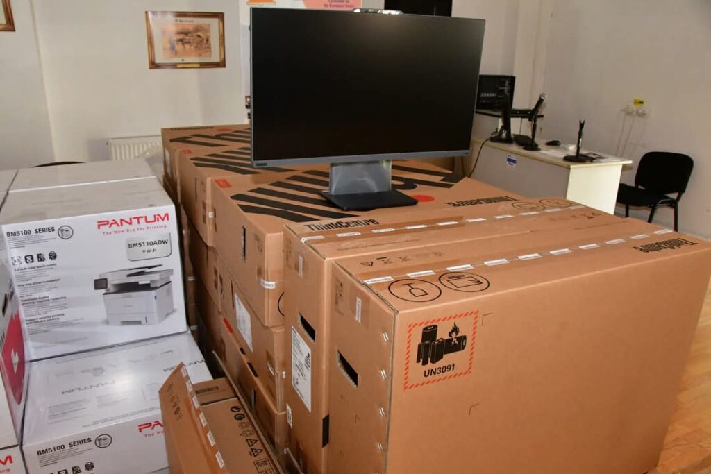 Răcari investește în viitor: Peste 1,1 milioane lei pentru dotarea școlilor cu echipamente moderne și mobilier nou