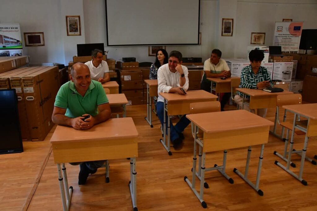 Răcari investește în viitor: Peste 1,1 milioane lei pentru dotarea școlilor cu echipamente moderne și mobilier nou