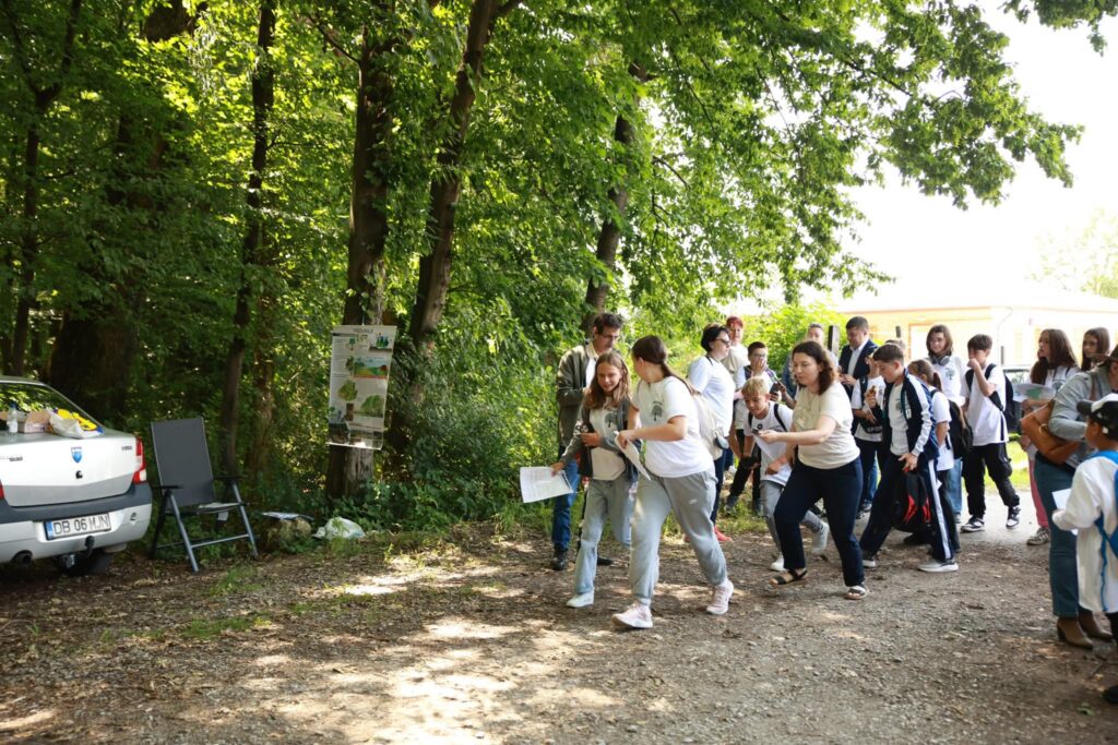 Startul Concursului Regional de Orientare Turistică „Tinerii și Natura” dat în pădurea Nucet