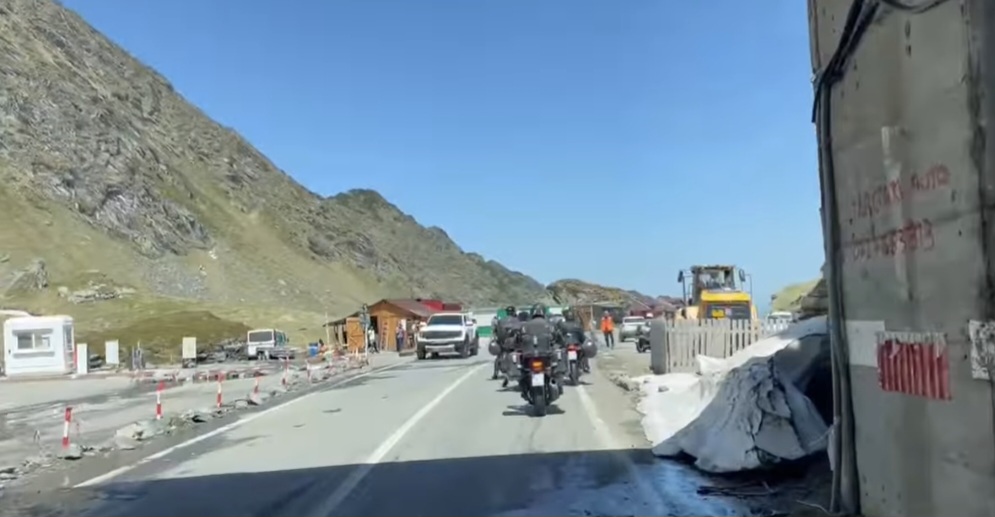 Transfăgărășanul s-a deschis oficial! Traficul este permis cu aproape o lună mai devreme decât în anii trecuți