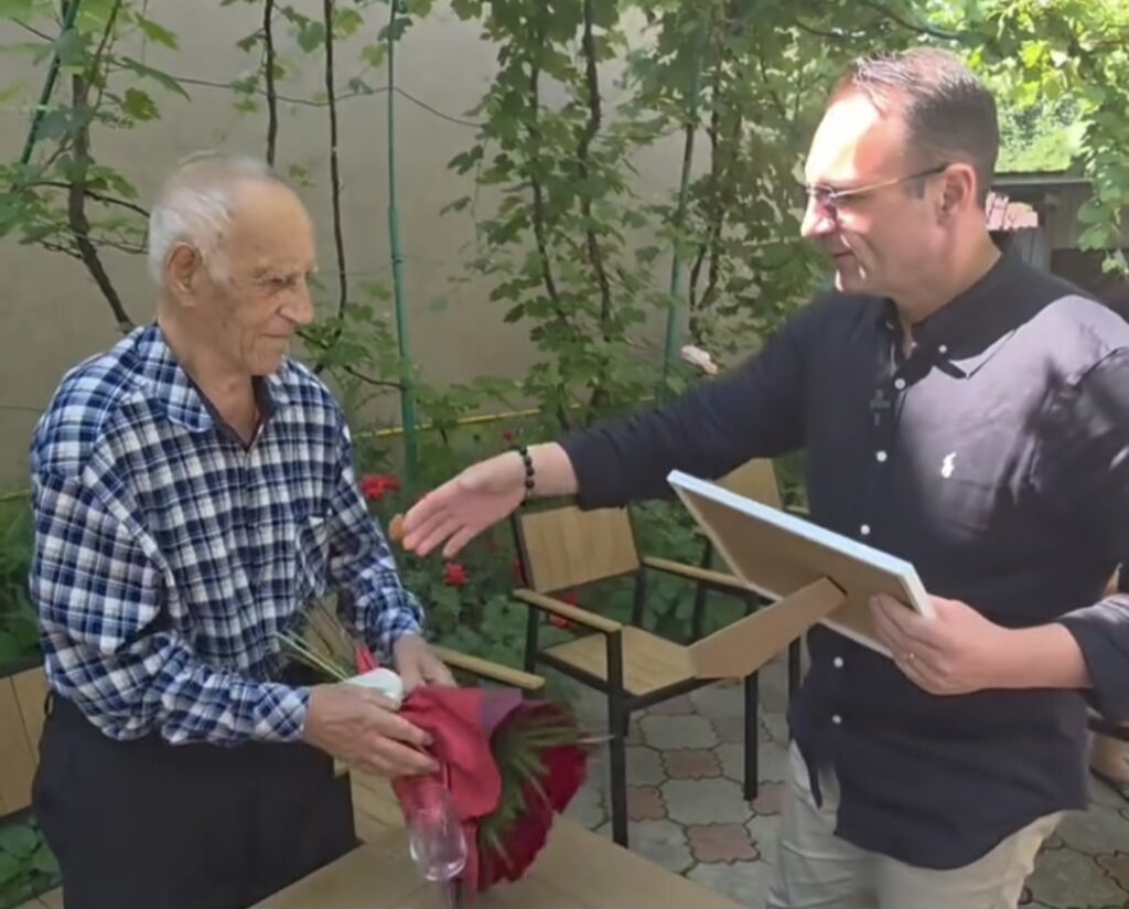 Un veac de viață și onoare: Primarul Daniel Cristian Stan l-a sărbătorit pe veteranul Bîrdeș Nicolae la împlinirea a 100 de ani