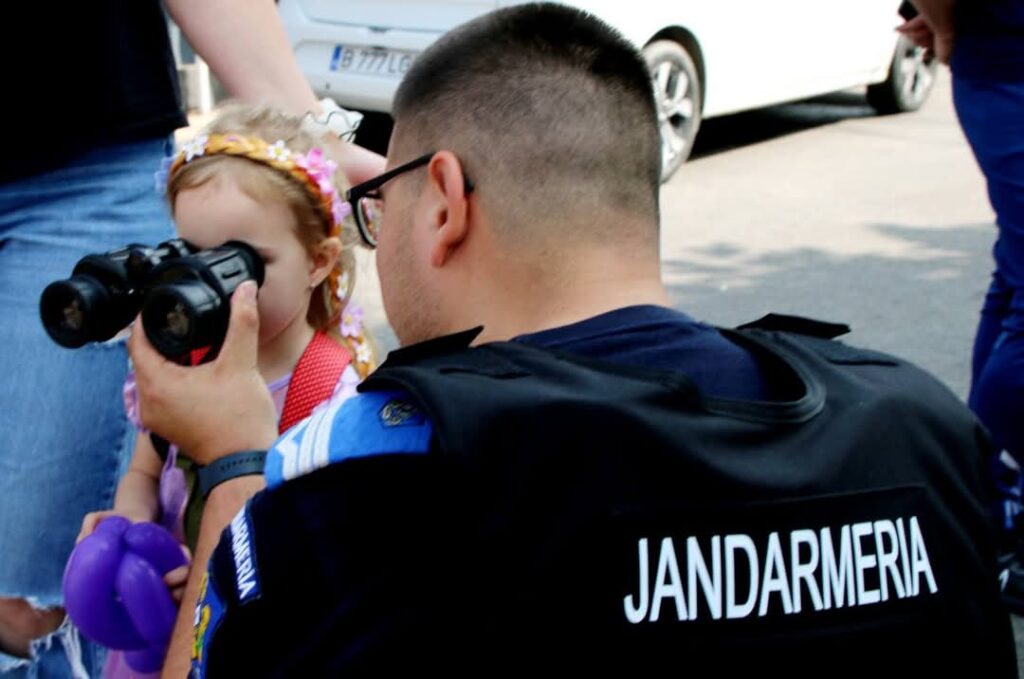 Zâmbete, sirene și curaj copiii au fost eroii zilei alături de jandarmii dâmbovițeni