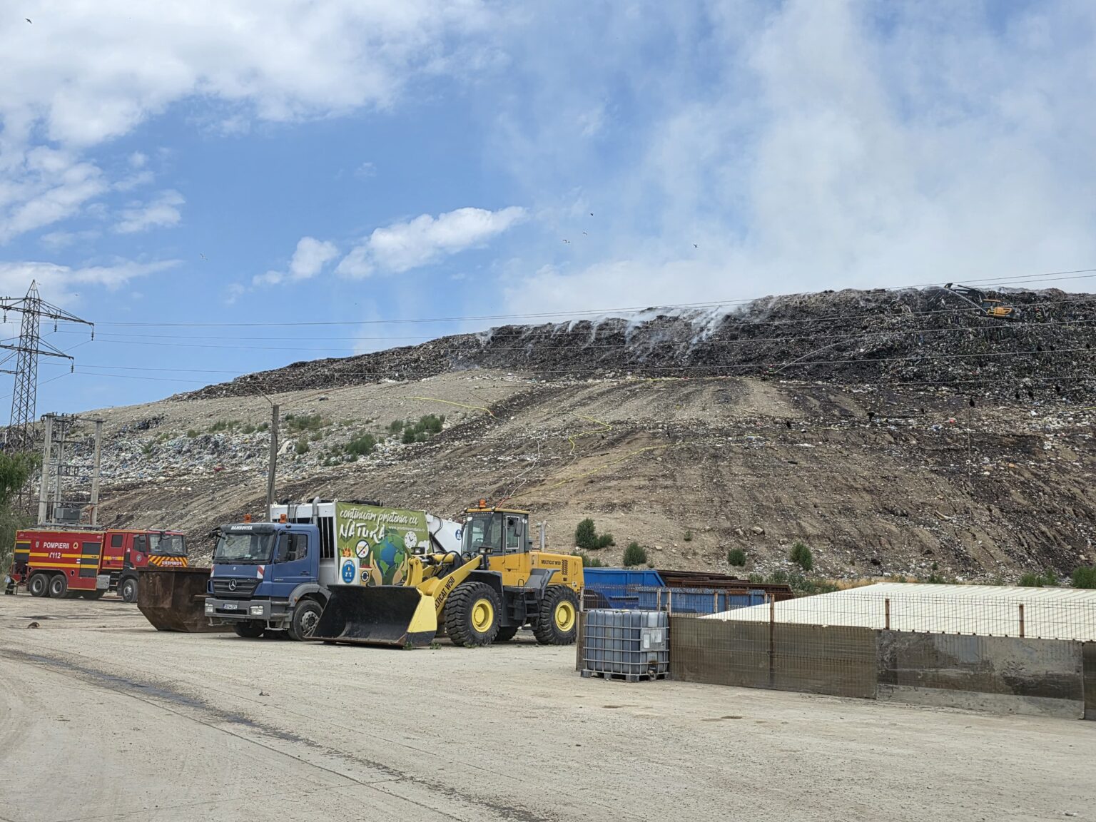 Incendiul de la groapa de gunoi Aninoasa continuă și în a treia zi, arde mocnit : Pompierii încă intervin