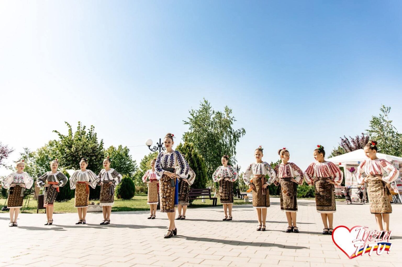 Titu poartă IE – Tradiția românească, sărbătorită cu suflet și mândrie la ediția a XIII-a Titu poartă IE – Tradiția românească, sărbătorită cu suflet și mândrie la ediția a XIII-a