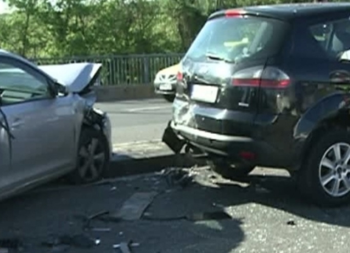 Accident rutier pe DN 72 Târgoviște-Găești: Cinci autoturisme implicate, o persoană rănită