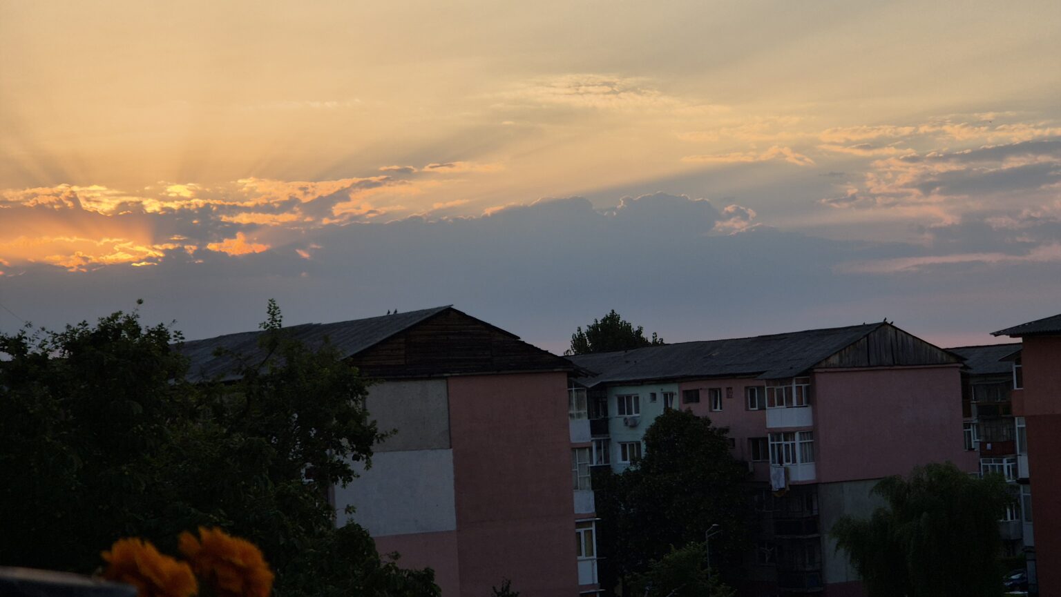 COD GALBEN DE CANICULĂ ÎN DÂMBOVIȚA ȘI FURTUNI DUPĂ-AMIAZA