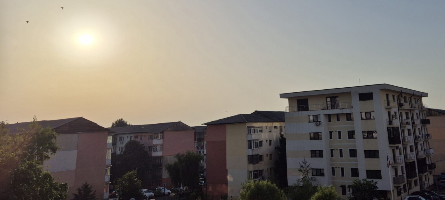 COD ROȘU DE CANICULĂ  în Dâmbovița: temperaturi de până la 43°C și disconfort termic extrem dar și furtuni violente după-amiaza 