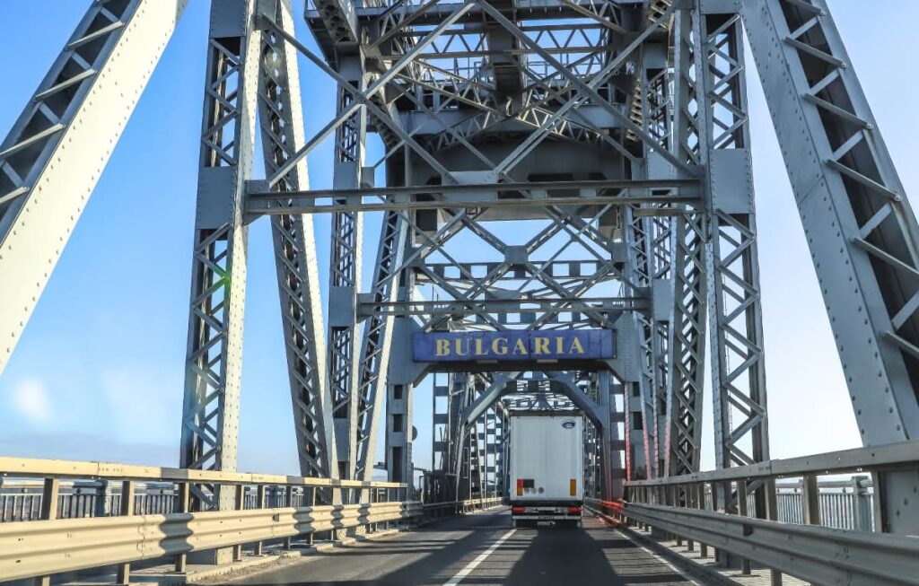 Canicula impune restricții de circulație pe Podul Prieteniei Giurgiu–Ruse