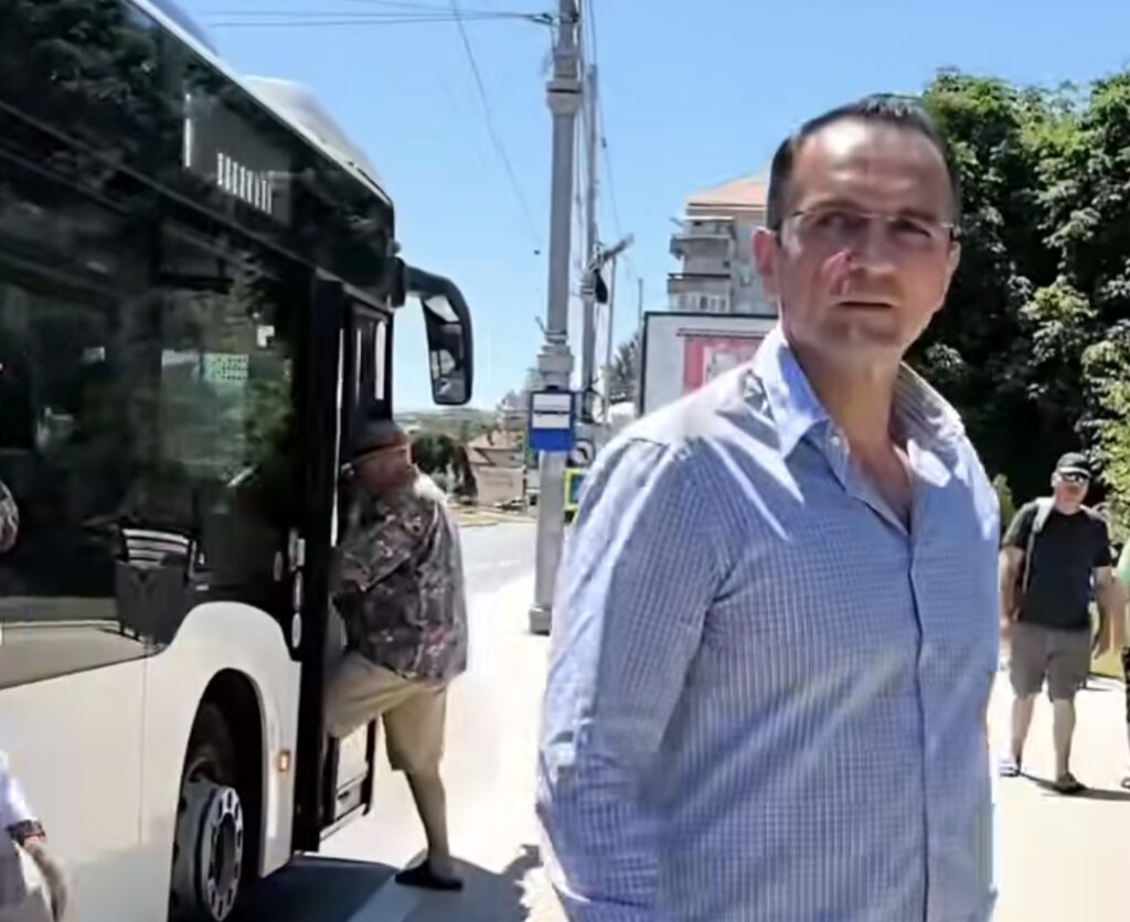 Caniculă în oraș, dar nu și în autobuzele Primăriei Târgoviște!