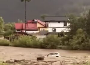Dezastru la Suceava: Furtuni violente și viituri după o zi cu 40°C