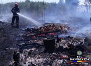 Incendii masive de vegetație uscată în Dâmbovița: Pompierii, copleșiți de peste 30 de intervenții în doar două zile